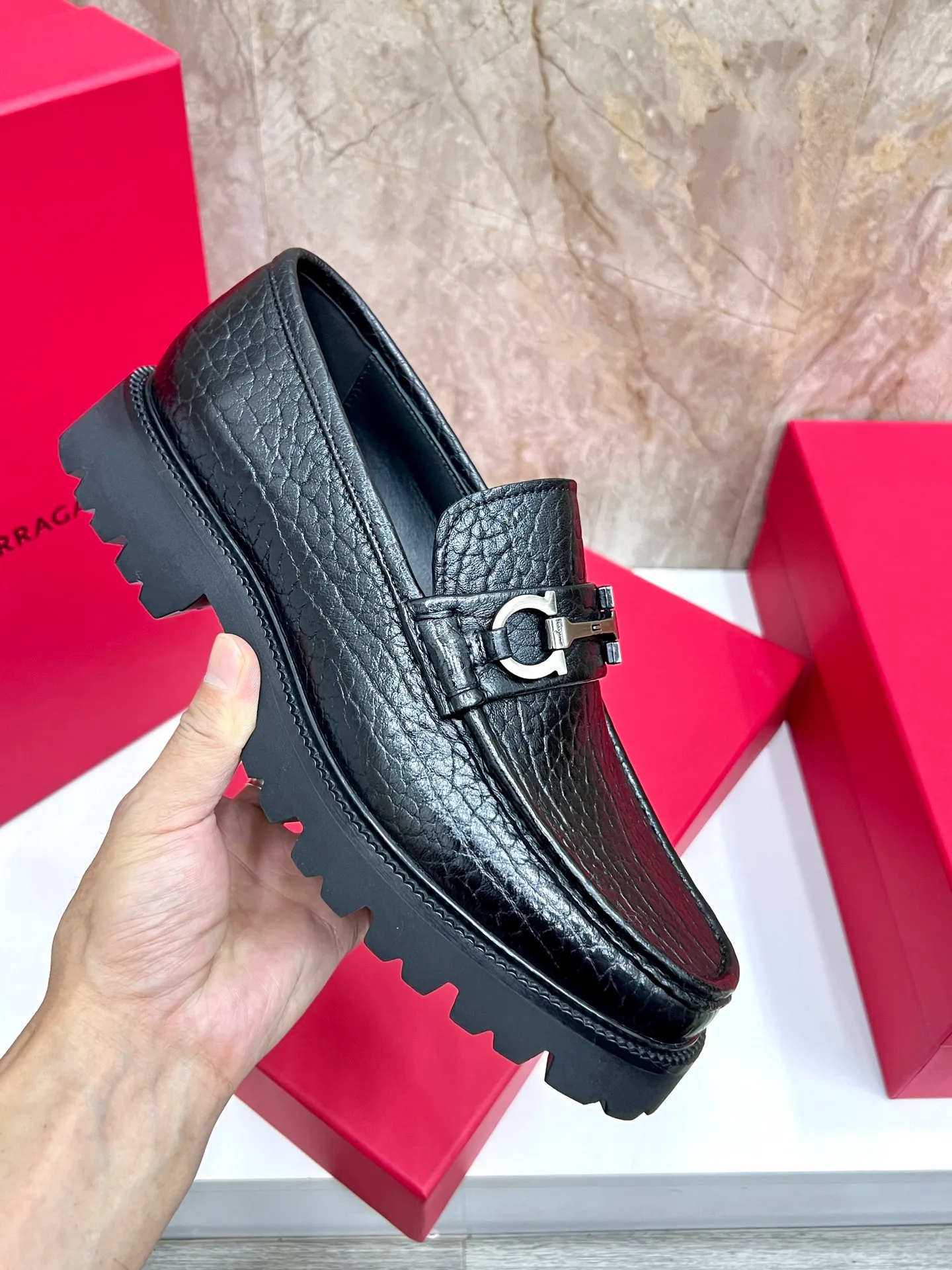Original quality P580 Brand: Ferragamo Standard size: Men's size 38/44 (45.46 can be customized) Grade: Same style as the official website High-quality men's shoes Material: Customized first-layer calfskin with water-dyed cowhide lining Cowhide tiptoe Original non-slip and wear-resistant rubber outsole Style category: Men's formal business leather shoes are young and fashionable European and American trends British style Casual matching and comfortable feet Color: actual picture